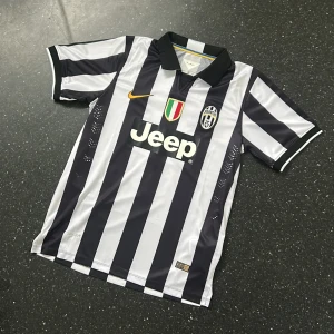 Juventus 14/15 ”pogba” - Säljer min riktigt snygga retro juventus tröja med pogba på ryggen😍 sprillans ny utan tags tyvärr. Hör gärna av dig om du vill ha fler bilder eller om du har några funderingar✅
