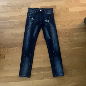 Jeans - Säljer dessa riktigt snygga jeans från supply and demand || ny pris runt 1000 || storlek 30/30 passar mellan 170-178 ish || riktigt feta rekomenderar starkt || sitter slimfit || skicket är 9/10 inga skavanker || frågor?