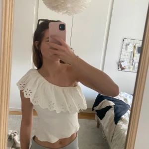 Volang topp från zara - Säljer denna en arms toppen! 🥰🥰 den är som storlek xs. Använd två gånger 
