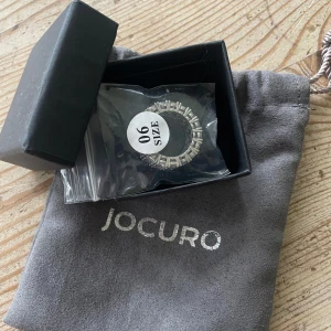 Silver ring  - Jättefin Diamond ring i silver, från Jocuro Studio. Storlek 6. Nypris 564kr Säljer då den är lite liten på mig. 