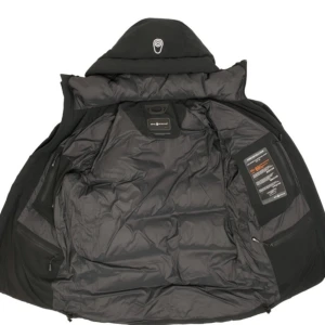 S - Hej säljer min sail racing jacka  Storlek S ett år gammal