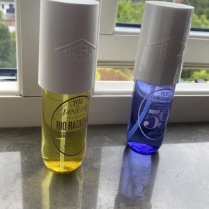 Body mist från sol de Janeiro rio radiance och 59 90ml - Kommer från sol De Janeiro den gula är öppnad men inte använd och den lila är helt oanvänd med plast💜💛