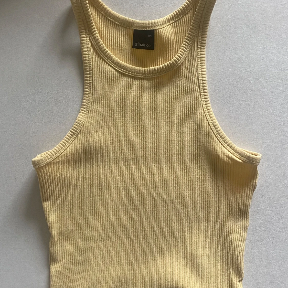 Ljusgult ribbat linne från Gina Tricot - 90