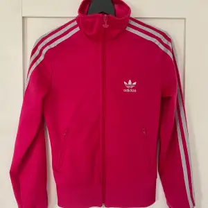 Ceriserosa tracksuit, köpt vintage i fint skick!