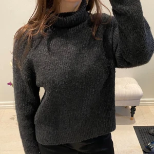 Stickad polotröja  - Jättefin stickad tröja som är knappt använd. Pris går att diskuteras, det är bara att höra av sig🥰