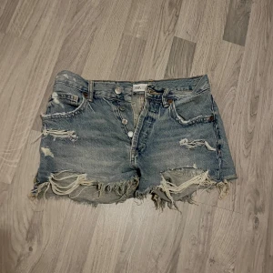 Lågmidjade shorts - As snygga lågmidjade shorts från Zara med slitningar utan defekter🙌🏼🌟 priset går att diskutera🥰