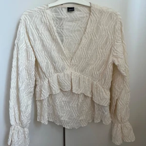 Topp från Gina  - Jättefin topp/blus från Gina tricot strl S men passar Xs också. Aldrig använd 
