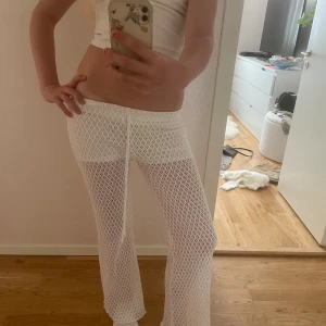 Vita byxor - Säljer mina vita ihålliga byxor som jag köpt i Spanien❤️ de är jättefina men är lite korta på mig som är 176 de är lowwaist och bootcut kan diskutera pris 🥰