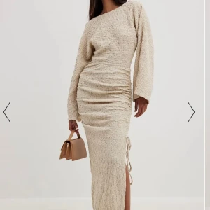 Slutsåld NA-KD klänning 🤍 - Säljer denna fina slutsålda klänning från NA-KD 🌟maxi längd! beställde tyvärr hem fel storlek…  Klänningen är i storlek 34 och helt ny, oanvänd med lapparna kvar! Nypris 899kr🤍