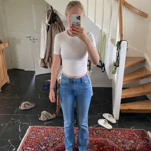 Supersöt Zara topp i storlek S. Den har snörning på sidan som ger en jättefin detalj, lite kortare i modellen.  Välkommmen att höra av er i 💌 vid frågor eller annat.🤗💘