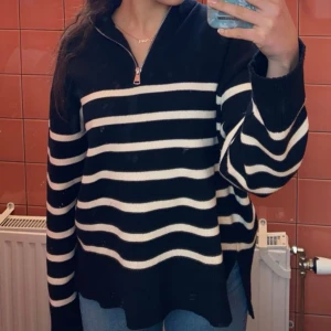 Randig zip- up tröja 🖤🤍 - Snygg randig tröja med zip-up köpt från Zara i storlek S 