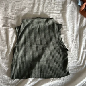 Topp - Topp som inte längre kommer till användning. Storlek xs men passar även om du är större. 