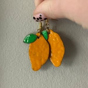 Citron-örhängen  - Söta citronörhängen! Emaljerade. Använda några få gånger :) 