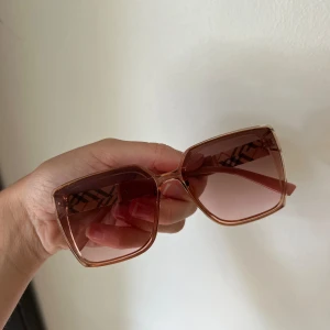 Burberry solglasögon  - Fina solglasögon ( ej äkta) 