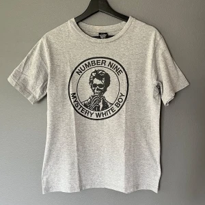 Number (N)ine Mystery White Boy T-shirt - Reprint från SS01 i nyskick. Rätt sällsynt, referar till posthumous live-albumet av Jeff Buckley 💔 Passar som en mindre medium. Hör av er för frågor eller fler bilder :)