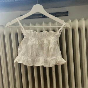 2 fina toppar - 2 toppar från hm i fint skick. Båda är i storlek 38. 