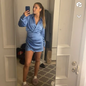 super snygg klänning - classy satin klänning ifrån Zara🩵