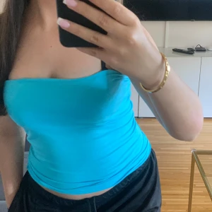 Tubtopp  - Turkosblå tubtopp, aldrig använt så i nyskick, Storlek M men passar oxå S och Xs🩵