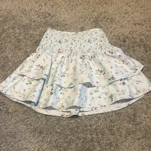 Kjol - Ljus blå kjol med blommor