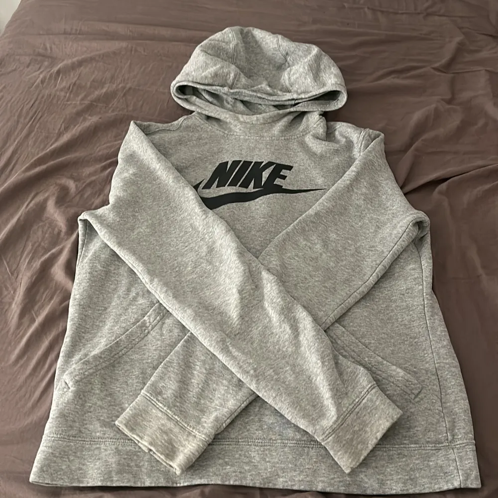 Säljer min fina hoddie från Nike i storlek 170. Ganska använd men bara nån timme varenda gång den används. Hoodies.