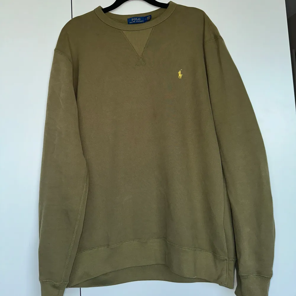 Olivgrön sweatshirt från Ralph Lauren som aldrig kommit till användning då den va för stor för min kille. Så skicket är som ny. Perfekt till sena sommarkvällar o till hösten!. Hoodies.