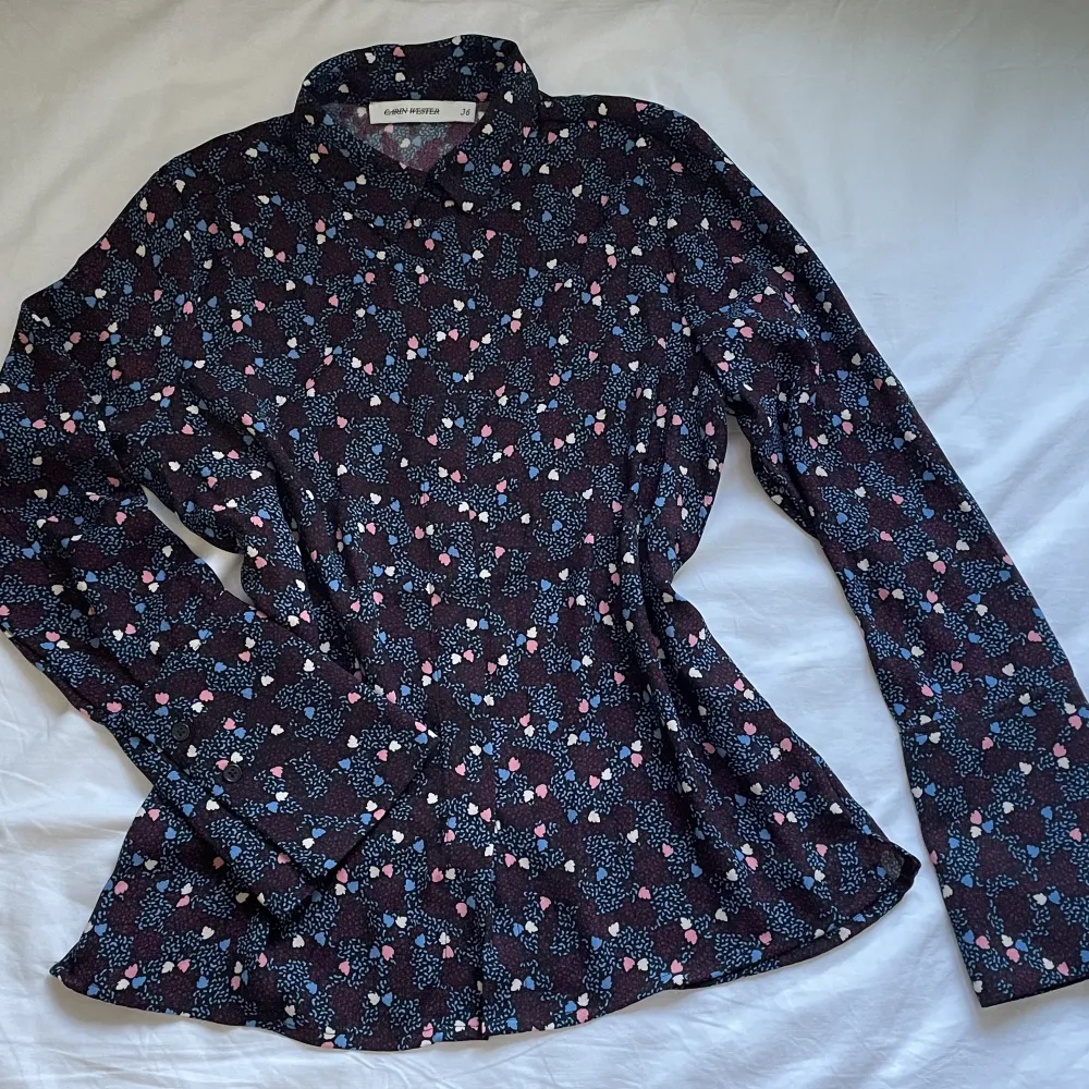 Skjorta och byxor set från Carin Wester! Använd en gång så jättebra kvalitet✨. Skjortor.