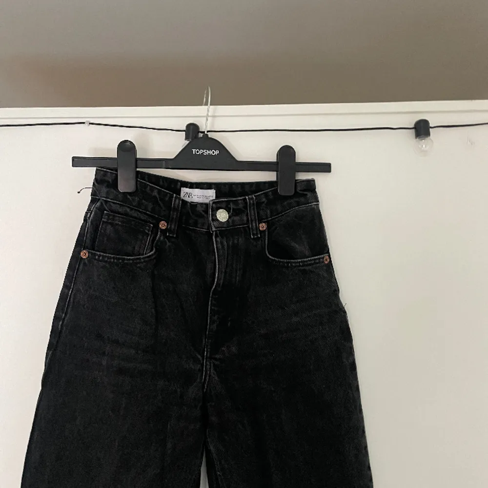 Svarta zara jeans i storlek 34. Avklippta nedtill för att passa ngn runt 171 då de var väldig långa när jag köpte dem🤍. Jeans & Byxor.