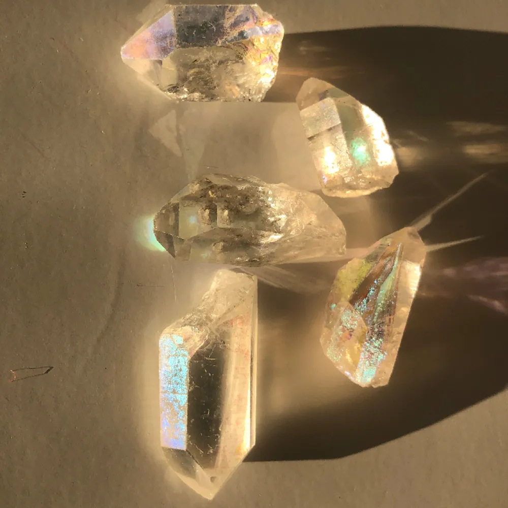 Angel aura begrgskristallspetstar som blänker jättevackert i olika färger. Ca 2-4 cm stora. 20-30 kr beroende på storlek. Skriv om du har frågor eller vill ha fler bilder:). Övrigt.