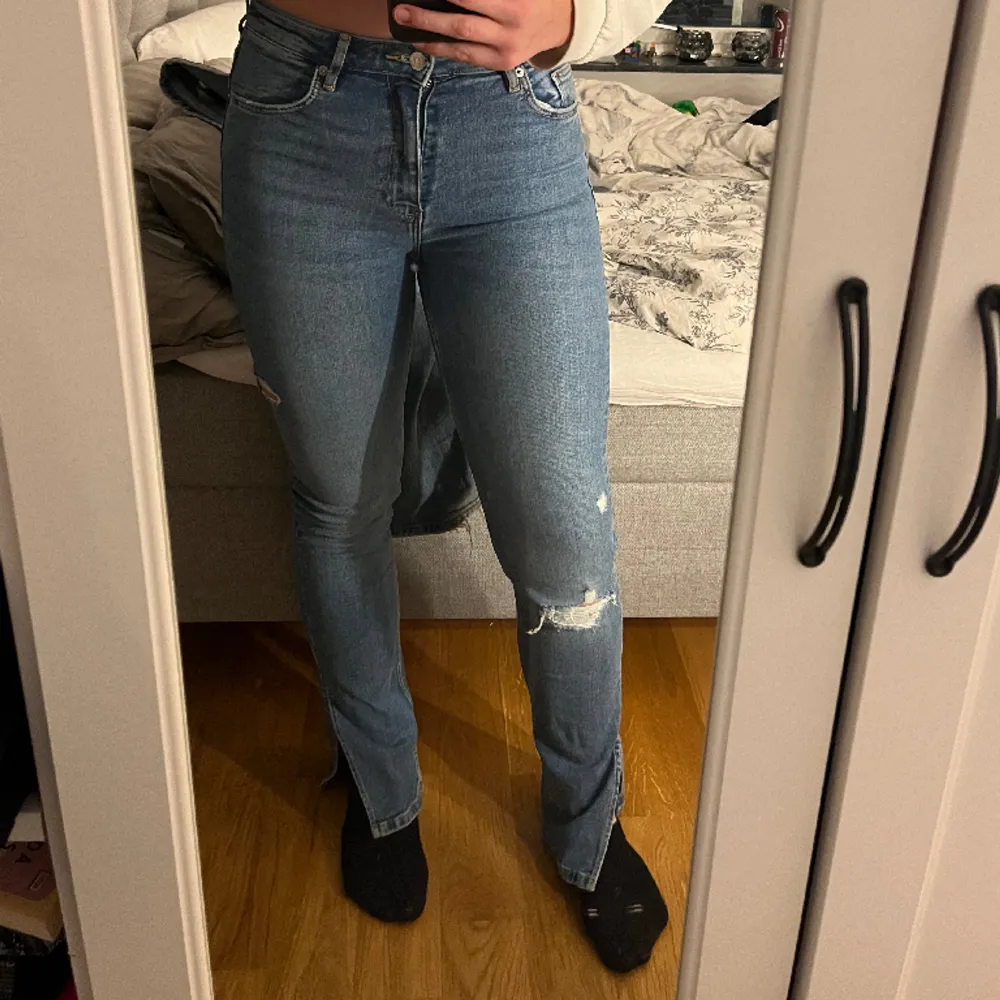 Blåa jeans med slits från Zara. Endast använda fåtal gånger. Passar även 38or.  Pris kan diskuteras.. Jeans & Byxor.