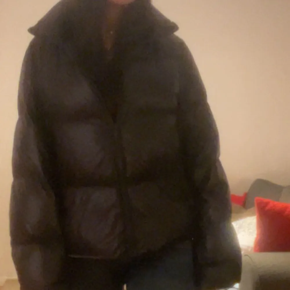 Säljer min super fina jacka från uniqlo i den slutsålda modellen ultra light down shiny puffer jacket!❤️❤️. Jackor.