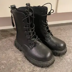 Stövlar/ boots storlek 36