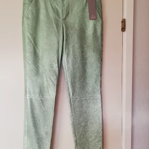 Skinnbyxor Tiger Metallicgröna - I nyskick med lappen kvar. Butikspris 4995 kr. Mjukt lammskinn. 