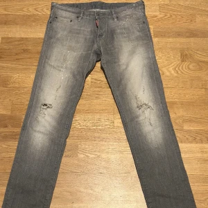 Dsquared2 Jeans - Helt nya Dsquared2 Jeans säljer pga att dom är för små. De är äkta förstås men kvitto saknas tyvärr. Storlek 50. Priset kan diskuteras vid snabb affär👍🏼