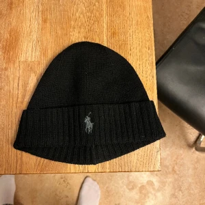 Ralph lauren mössa - Denna mössa är knappt använd. Den är fräsch och i väldigt bra skick. Säljer denna då jag inte haft användning för den. Nypris 599 Mitt pris 249 Kontakta mig ifall ni har frågor