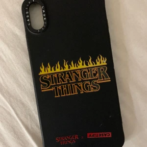 Stranger things skal - Stranger things skal (Iphone xs max) från casetify säljer för 100kr
