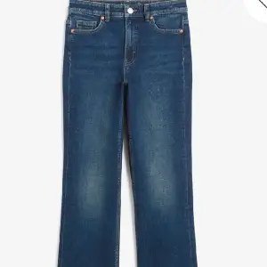 Jag säljer mina mörkblå bootcut jeans från kappahl då dom är för stora för mig🙌🏻 Storlek W38, är ca 168 och längden ser ni på ena bilden💘💘 (kan skicka fler bilder) Det är mid waist  Nypris: 500kr 