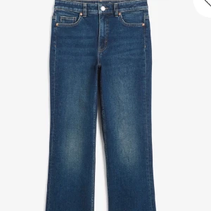 mörkblå bootcut jeans från kappahl - Jag säljer mina mörkblå bootcut jeans från kappahl då dom är för stora för mig🙌🏻 Storlek W38, är ca 168 och längden ser ni på ena bilden💘💘 (kan skicka fler bilder) Det är mid waist  Nypris: 500kr 