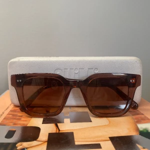 CHIMI 04 bruna solglasögon  - Säljer dessa solglasögon från chimi som inte går att få tag på längre! Solglasögonen är i bra skick men det finns små tecken på användning. Glasögonen är bruna med ”klart” glas, alltså inte spegelglas. Perfekta nu till våren!🥰