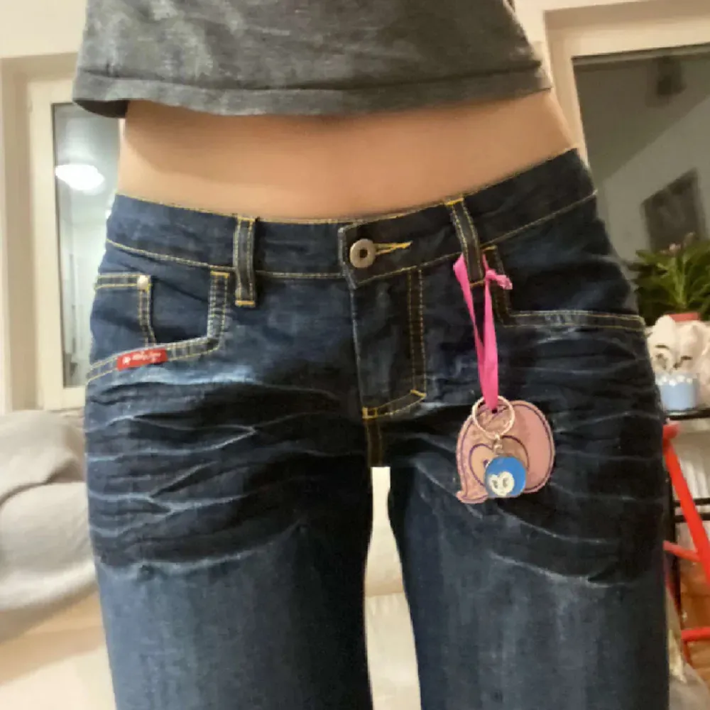 Så snygga lågmidjade Mary Jane jeans, aldrig använda med lappar kvar. Midjemåttet ca 38cm tvärs över. 💞. Jeans & Byxor.