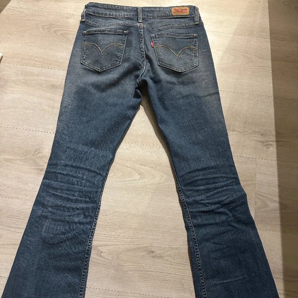 Lågmidjade bootcut jeans från levis Innerbensmåttet: 76cm Ytterbensmåttet: 98cm Midjemått:39cm ( stretchig midja så passar större ) . Jeans & Byxor.