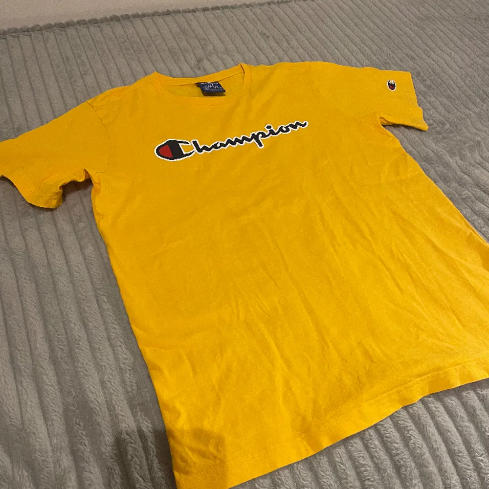 En gul t shirt från champion. Den är i bra skick. Använd bara några få gånger . T-shirts.