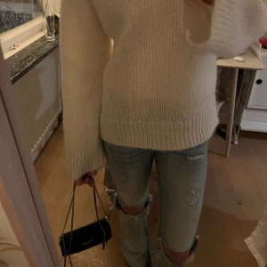 Zadig Voltaire väska liten 💕 - Säg min lilla Zadig väska då jag har en massa andra som jag använder det mer.   Säljer ganska billigt då den ör lite sliten men inte så.  original pris är runt 2000. 💕