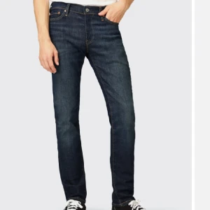 Levis jeans 511 - Mörkblå Levis Jeans i modellen 511. Dom är i väldigt bra skick och är bara använda några få gånger. Dom har inga defekter. Hör av er vid eventuella funderingar. Priset kan diskuteras