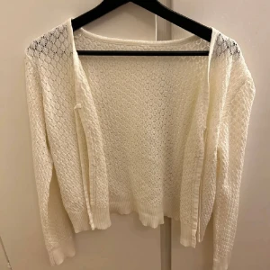 Vit stickad kofta  - Säljer denna vit stickade kofta i storlek S som inte passar längre💗