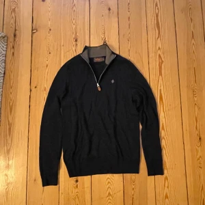Morris Merino John Zip - Snygg half zip tröja. Modellen heter merino john zip och nypriset är 1800 medans mitt pris enbart är 600. Har enbart använts en få tall gånger och är därför i princip i nyskick. Perfekt att ha över skjortan eller tishan. Pris kan diskuteras.