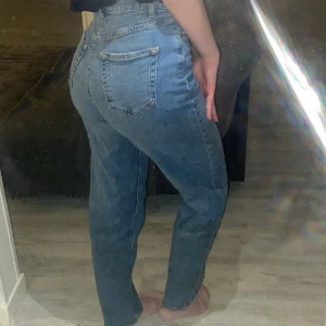 Blåa Jeans - Jätte fina blåa jeans som jag tyvärr inte använder längre, fint skick köpta ifrån H&M