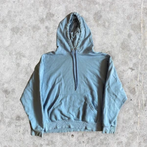 Ljusblå Oversized Hoodie - En ljusblå luvtröja i storlek S. Lite oevrsized fit. Köpt från Monki, i fint skick. Endast en jättelitet svart fläck på tröjans ficka. För fler bilder eller mått kontakta mig 🙌