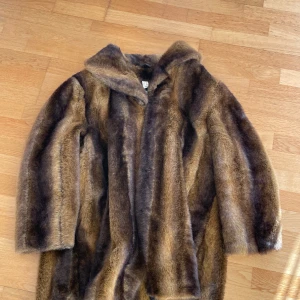 Pälskappa - Fin och varm kappa i fuskpäls, faux fur. Storlek är oklar, men passar från xs-L. Köpt second hand, säljer för den inte längre kommer till användning. 