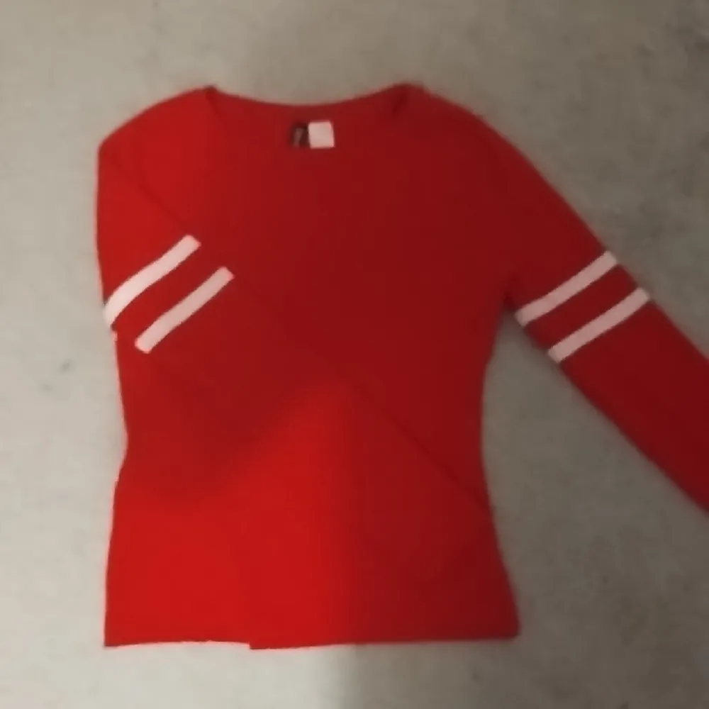 En enkel röd stretchig tröja från Divine, använd men hel och fräsh. Tvättas såklart innan leverans, frakt kostar inte och kan även gå med på prissänkning om de behövs! Storlek XS. Hoodies.