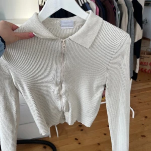 Vit stickad topp - Fin topp som jag tror är köpt på vero Moda. Knappt använd och sann i storleken! 💖